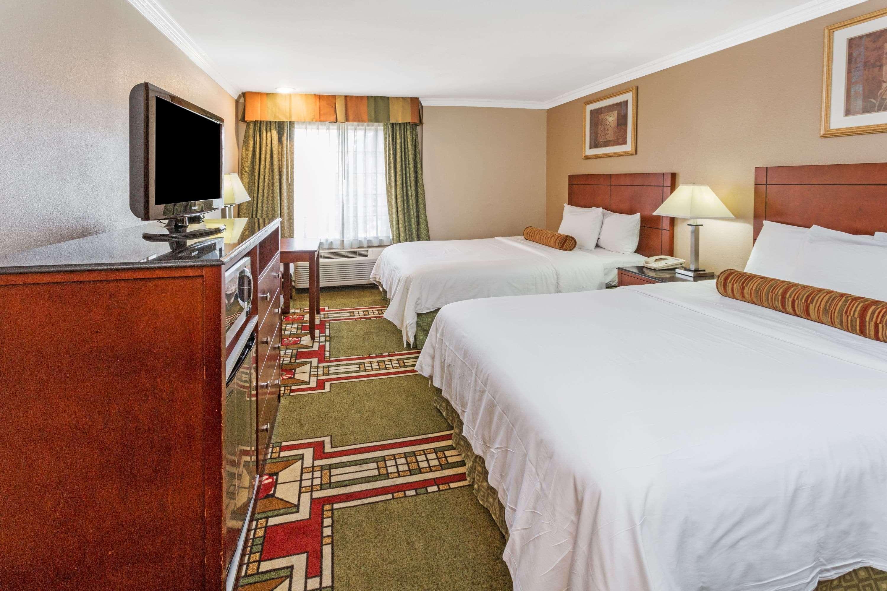 Howard Johnson By Wyndham Pasadena Eksteriør bilde